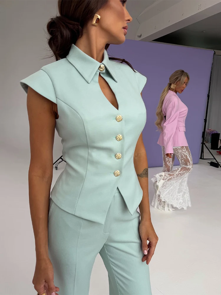 Neue Sets: Sexy, schmal geschnittene Oberteile mit Revers, Cape-Ärmeln und Cut-Outs sowie einreihige, taillierte Hosen für Damen – Detail 29