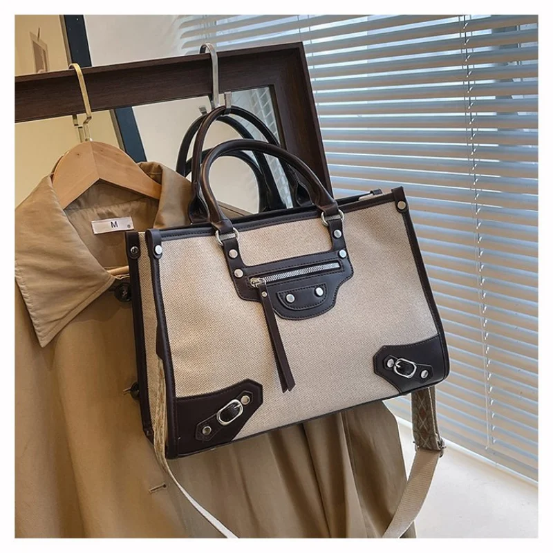 

Fashionable Ladies Messenger Bag Made Of Premium Leather Boasting Paris Casual Vintage Spacious Soft Neat Daily Look​