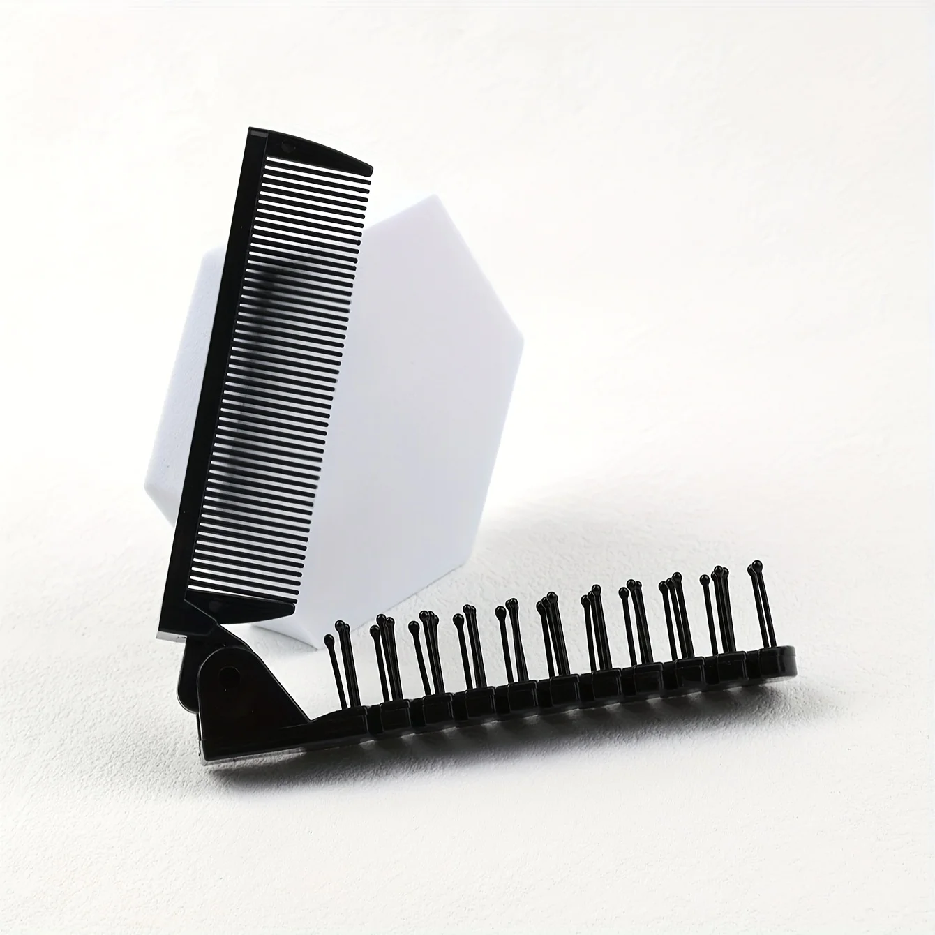 1 مشط محمول قابل للطي على الوجهين - أسنان بلاستيكية متينة، مقبض مريح للشعر العادي، ضروري للسفر