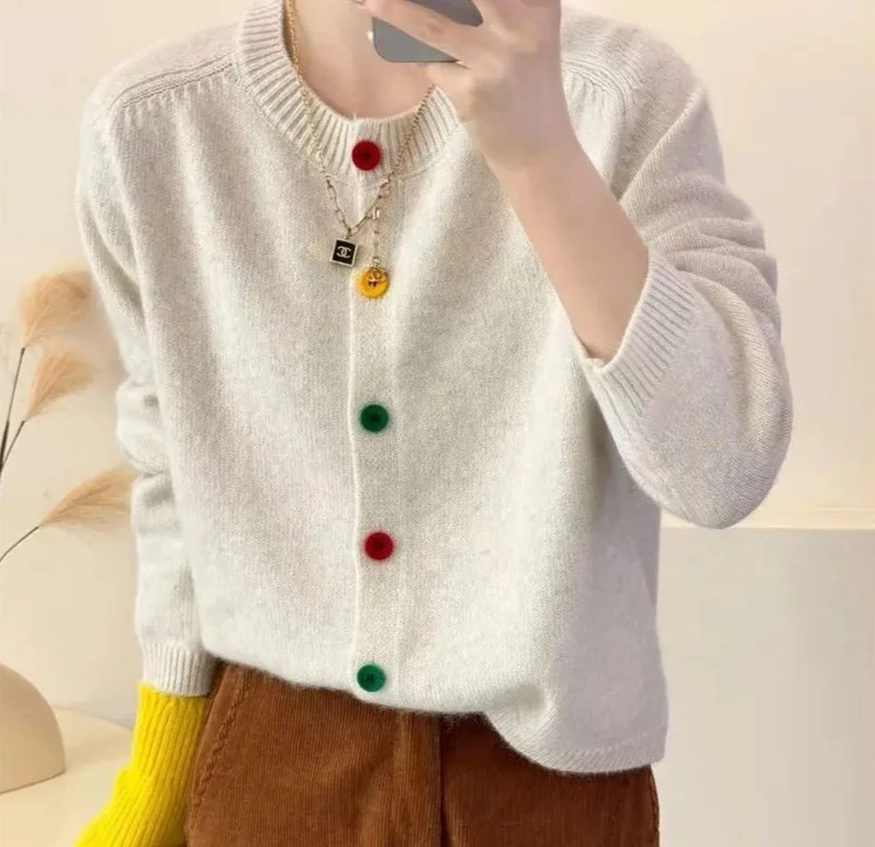 Dulce y fresco cuello redondo botón colorido abrigo de punto estilo académico occidental