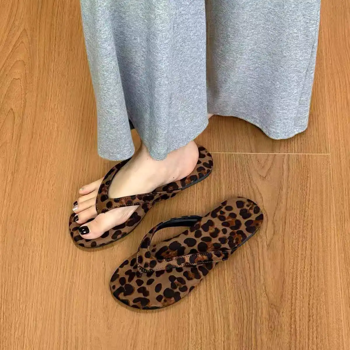 

2026 Summer flat flip-flops are comfortable lightweight and simple perfect for use on the beach or at the seaside
