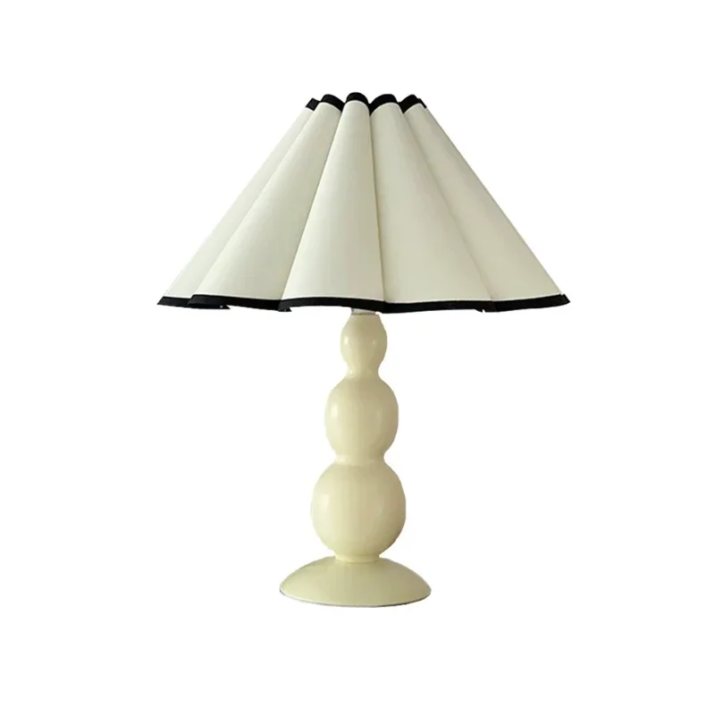 

Retro Korean pleated table lamp, petal girl bedside lamp, romantic French atmosphere lamp