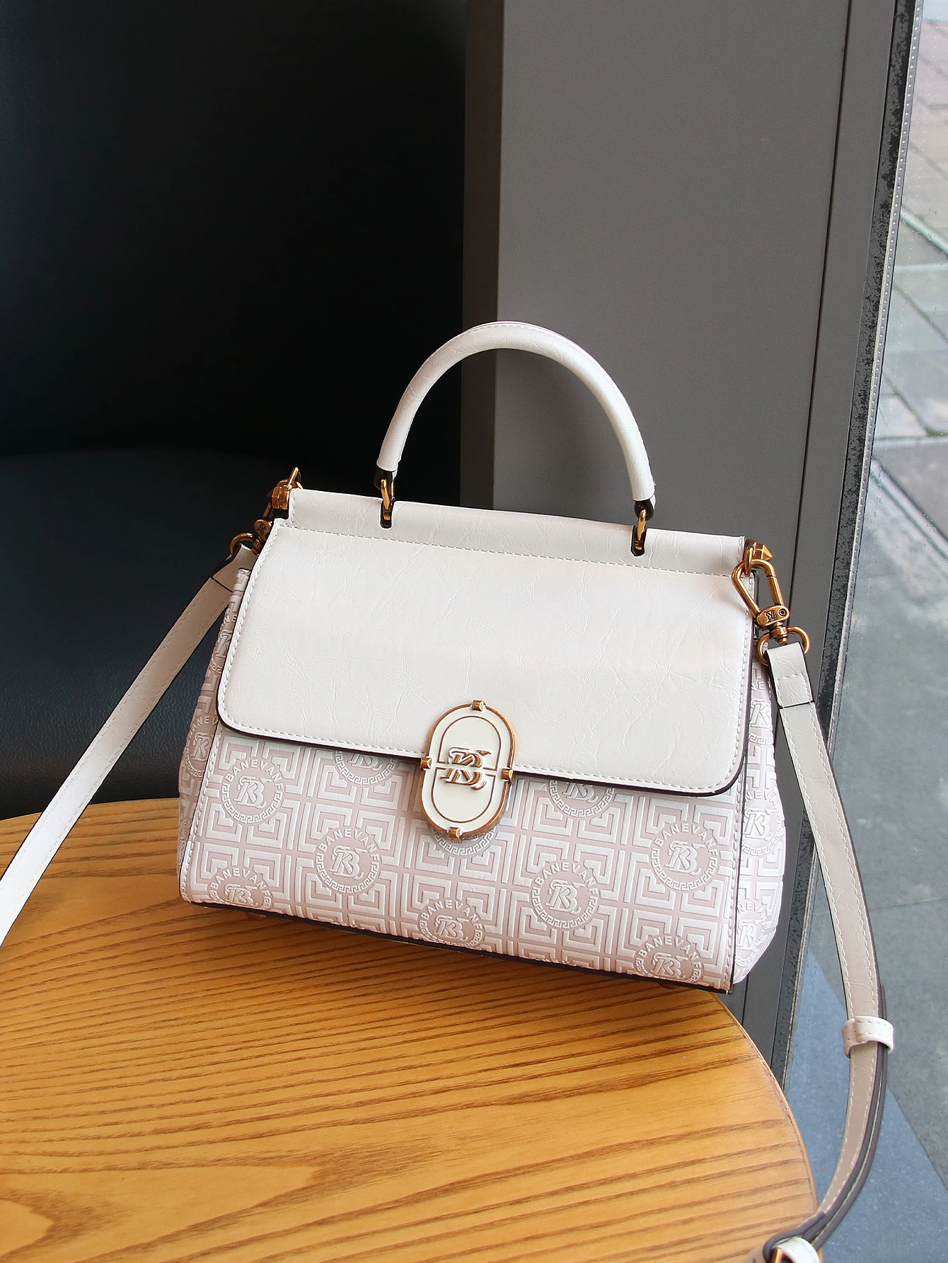 

2025 new niche design luxury fashion ladies handbag heavy embossing embossing large capacity double bread Joker commuter shoulde