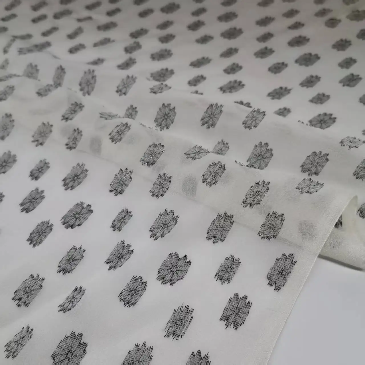 

Big Deal Jacquard Silk Metallic 8mm Cosplay Dancing Saree Toub Fabric