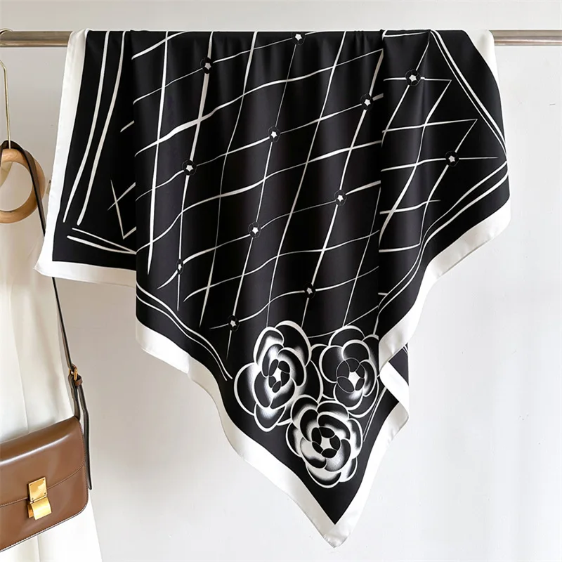90*90cm Blumenbedrucktes Quadratisches Tuch Damen Seidenschals Bandanas Luxuriöses Design Strandtuch Wickeltücher Eleganter Reise-Hijab für Damen