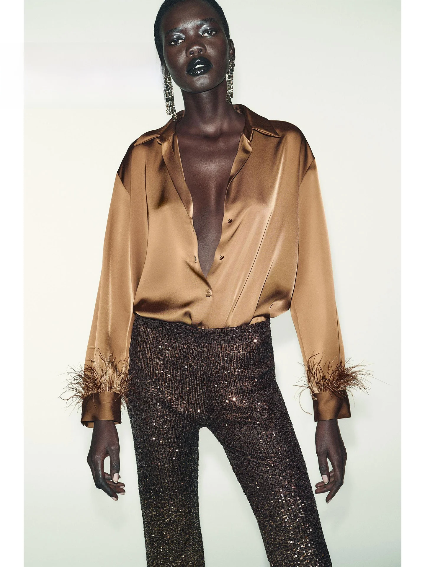 

Весна 2026. Женская модная длинная шелковая атласная шелковица с украшением из перьев. Свободный крой для похудения. Повседневная одежда.