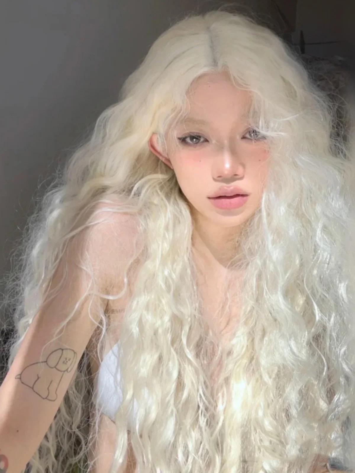 Wig wanita warna Off-white, rambut palsu panjang dengan rol wol susu putih setelan wajah bulat anak perempuan JK, penutup kepala penuh rambut keriting emas putih