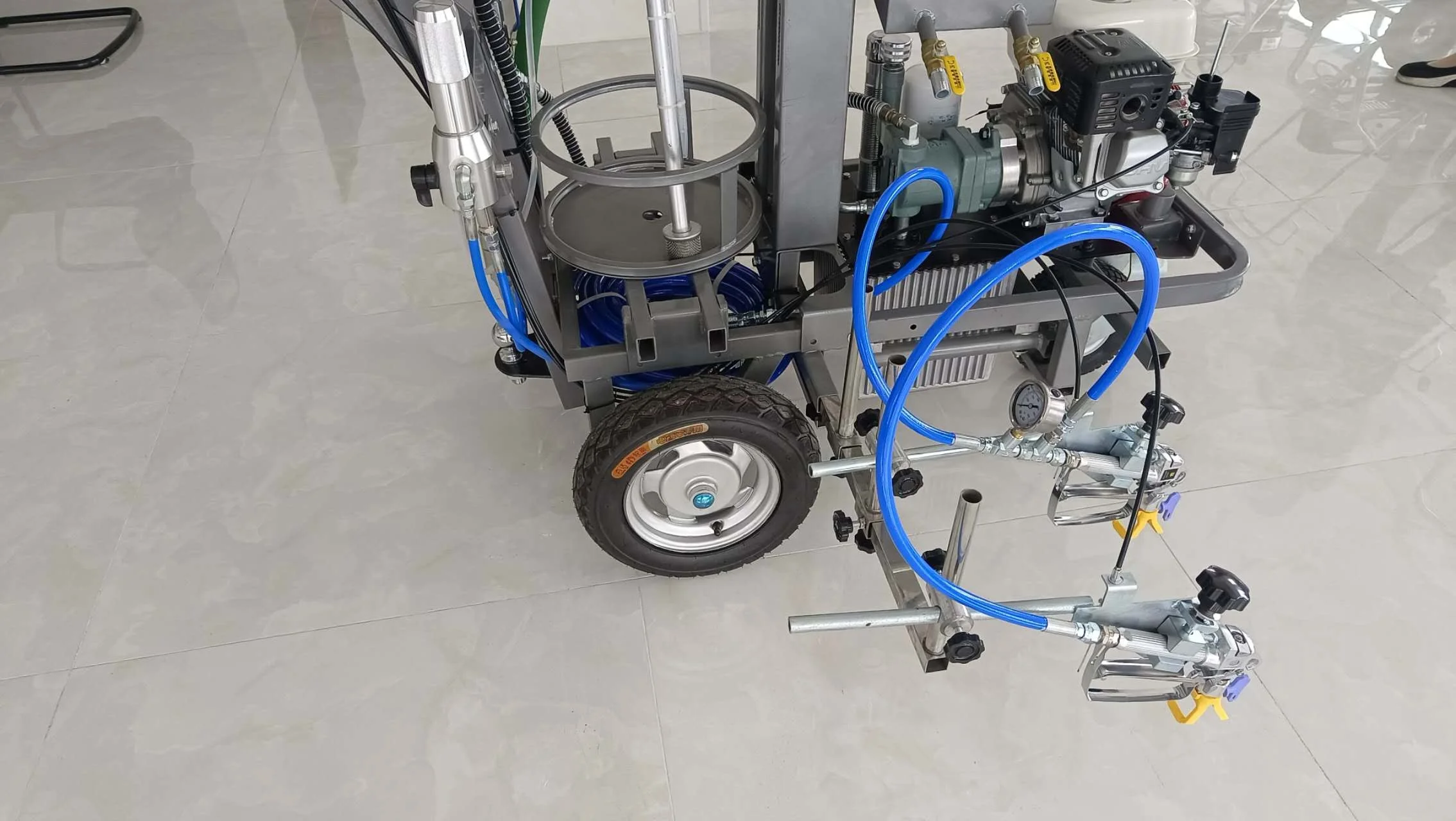 Nuova macchina automatica per la marcatura stradale fredda con supporto per perline sciolte in vetro con pompa e motore per una efficiente marcatura di linee di verniciatura