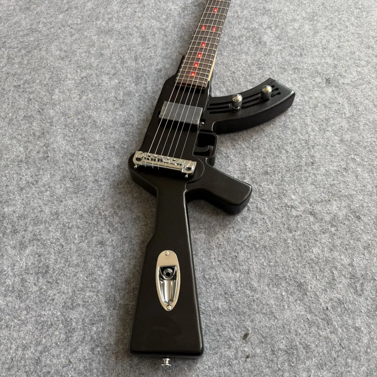 

Новинка 2026 года: Гитара Black Gun с индивидуальной заводской кастомизацией, LED-подсветкой и накладкой из палисандра