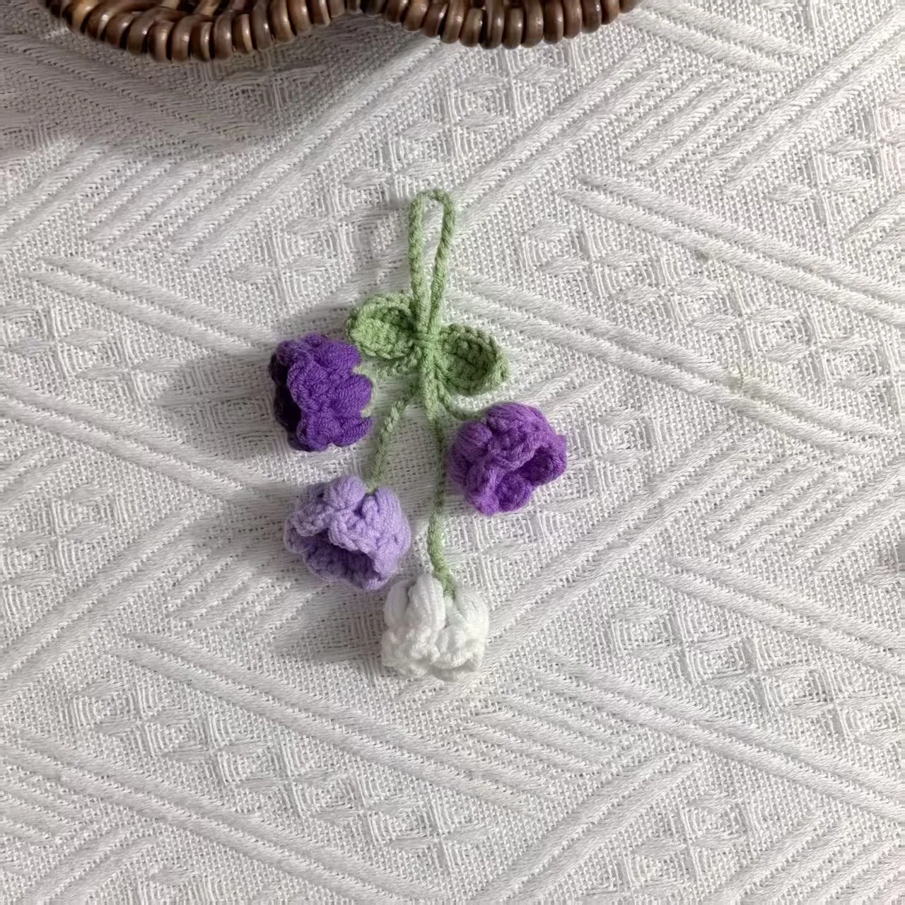 Niedlicher gehäkelter Puff-Glockenblumen-Anhänger, fertig handgefertigt, Maiglöckchen-Blume, Rucksack-Dekoration, Geschenk für Freunde – Detail 2