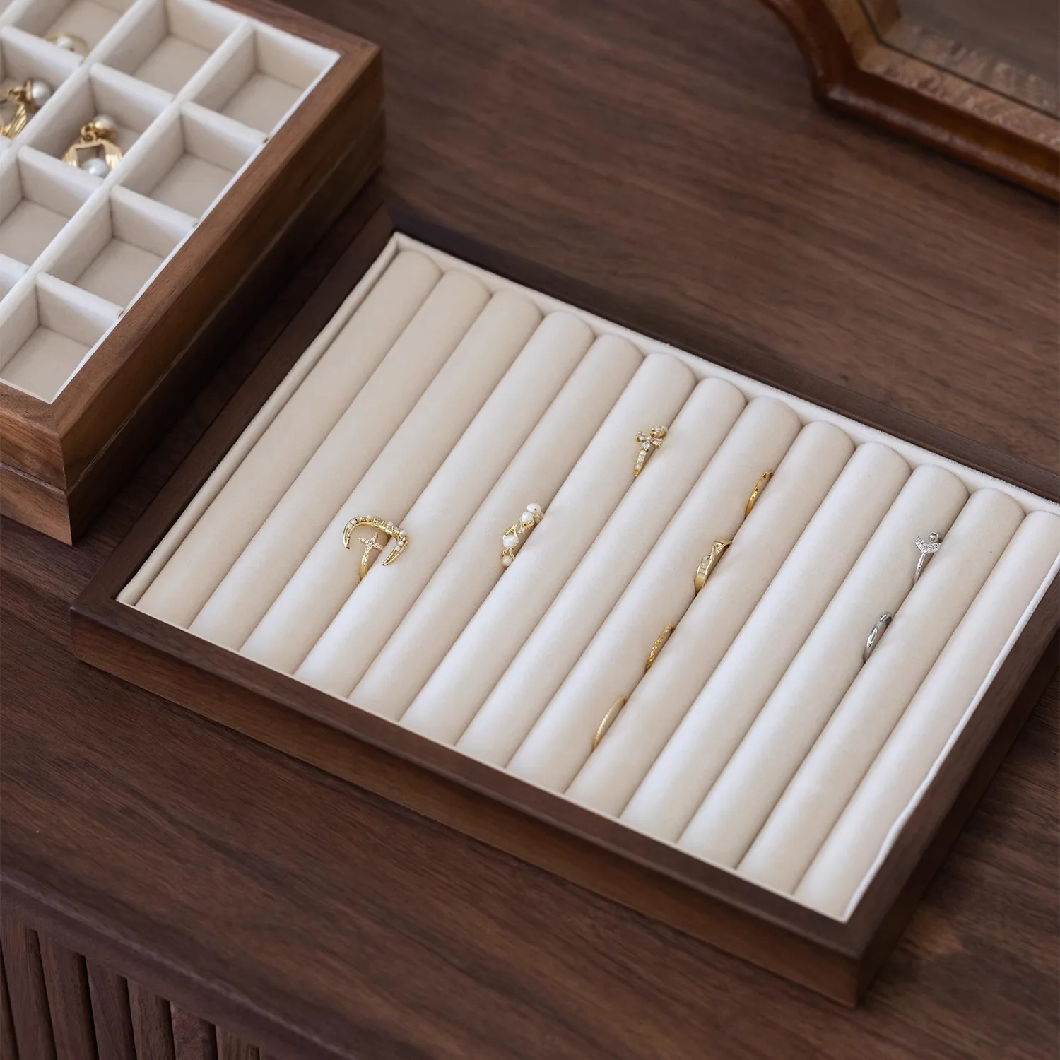 Large - capacity jewelry tray for displaying rings and necklaces, with flannelette lining for jewelry storage
