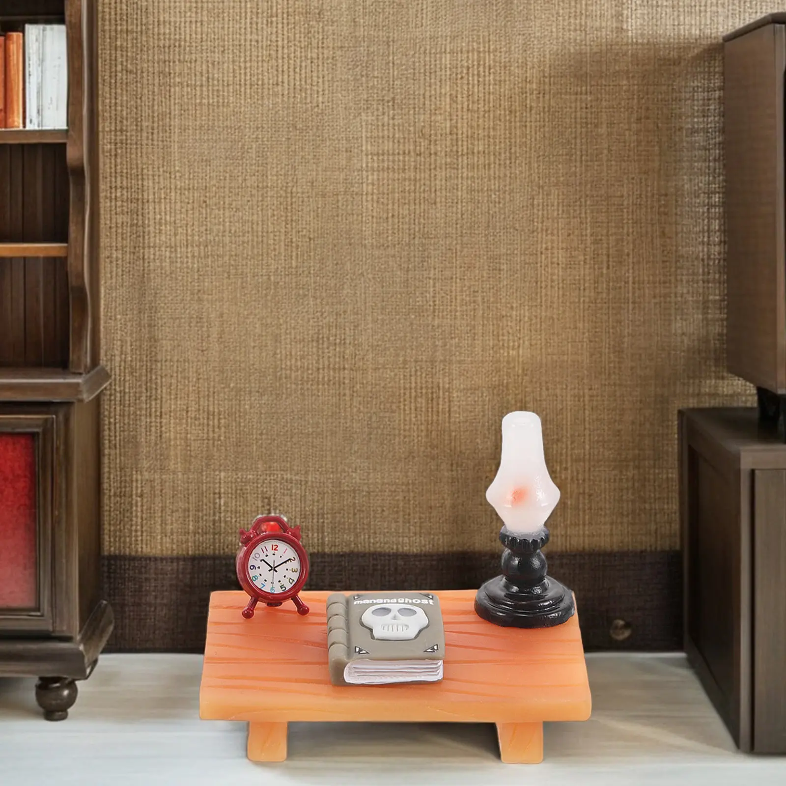 

Набор миниатюрных аксессуаров для кукольного домика: письменный стол, книжный набор, мини-будильник, лампа. Идеально для домашнего декора.