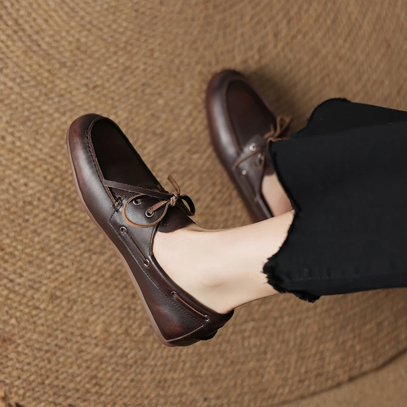 נעלי דגם SmallHut החדשות לשנת 2026 בסגנון פרה סוודה לנשים באביב, עם קדמה מעוגלת, קשירה בחזית, בצבע חום כהה-קרמל ואפרקוט בצבע חום בהיר