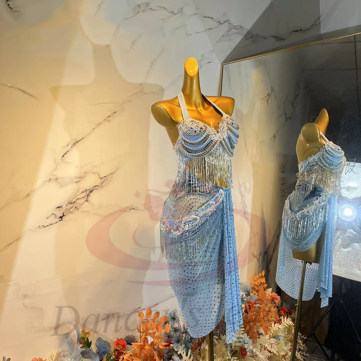 Lateinamerikanisches Tanzkleid mit Diamanten für Damen und Kinder, Hochwertig Maßgefertigt mit Perlen und Blumen am Ausschnitt, Samba-Auftrittskleid