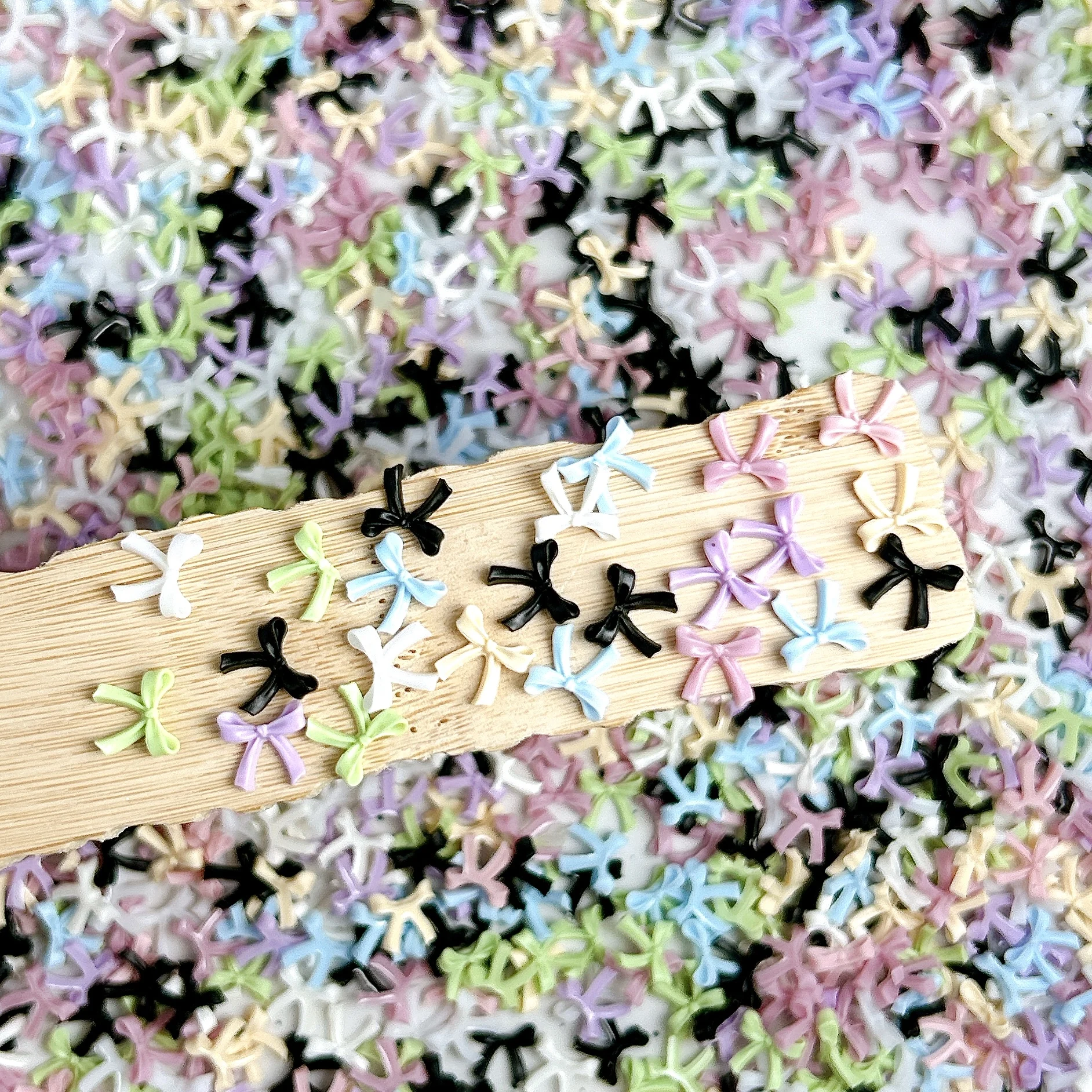 โบว์เรซิ่นสีพื้นขนาดเล็ก 50 ชิ้น สำหรับตกแต่งเล็บ ดีไซน์น่ารักหวานๆ รูปทรงโบว์ไม่สมมาตร เหมาะสำหรับตกแต่งเล็บ DIY สไตล์แฟนตาซี