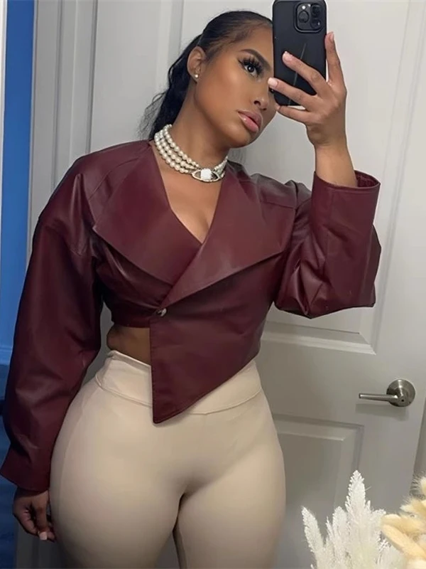 Modny krótki płaszcz damski z ekoskóry, europejski styl, długość do kolan, dekolt w serek, długi rękaw, kolor