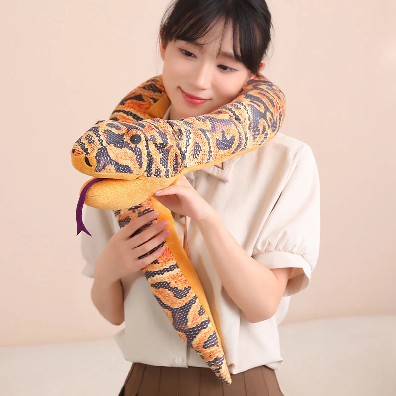 Big Boa หุ่นมือของเล่นตุ๊กตาเหมือนจริงสัตว์น่ากลัวสีน้ําตาลสีเขียวสีเหลืองสีส้มงูหมอนยาว Interactive Plushie ของขวัญ