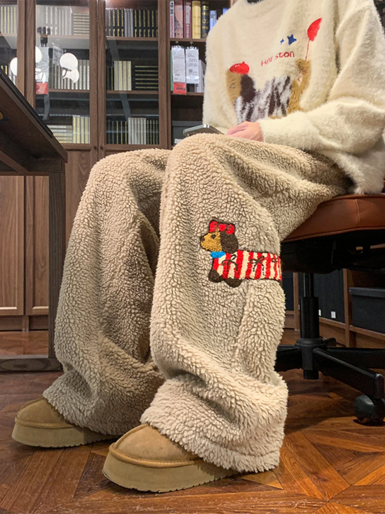Calça casual de pelúcia bordada com cachorro salsicha com design exclusivo, calças largas grossas e macias, estilo preguiçoso, emagrecimento, casual, quente, versátil calças compridas