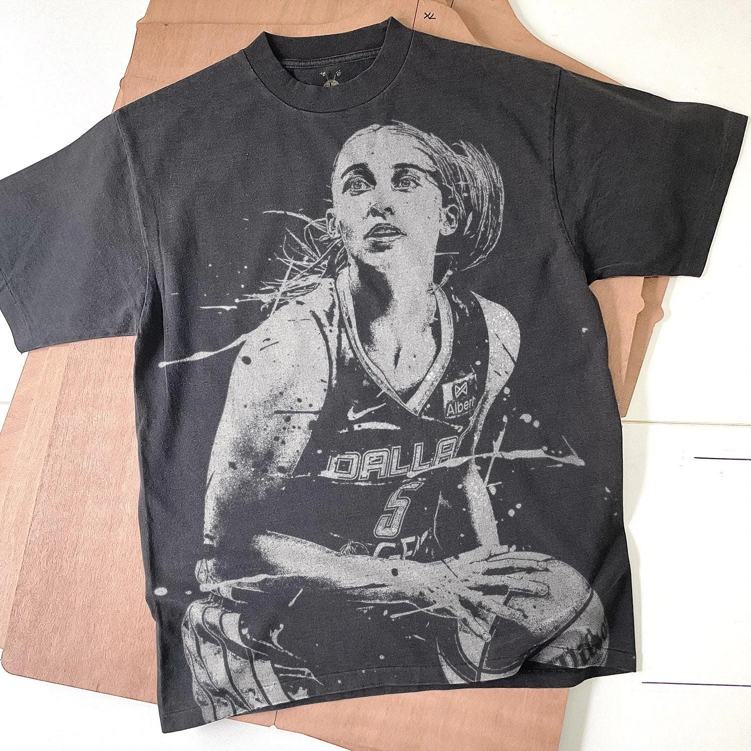 Paige Bueckers handgemachtes gebleichtes T-Shirt: Verblasstes schwarzes Baumwoll-Unisex-T-Shirt für die Fans der WNBA. – Detail 2