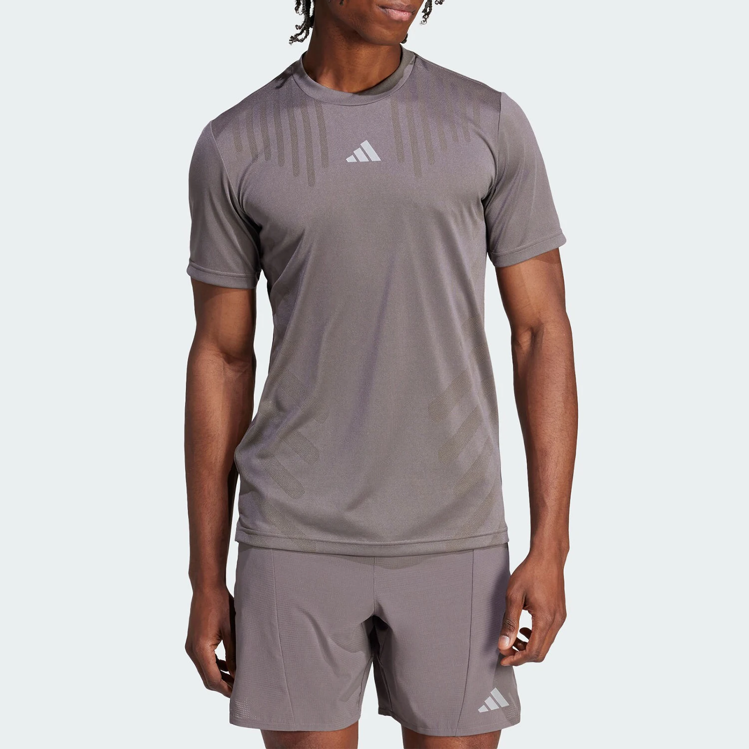 

Оригинальная новая мужская быстросохнущая футболка Adidas для тренировок в тренажерном зале с круглым вырезом IS3735