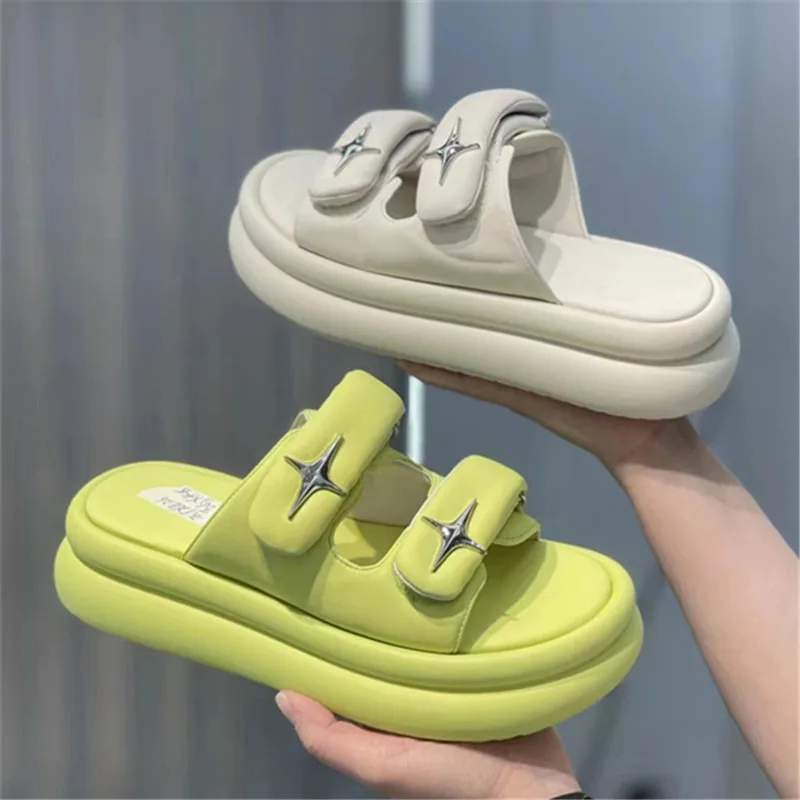 Pantofole estive da esterno da donna 2024 fondo spesso antiscivolo scarpe da spiaggia morbide Casual versatili Sandalias De Mujer Verano 2024