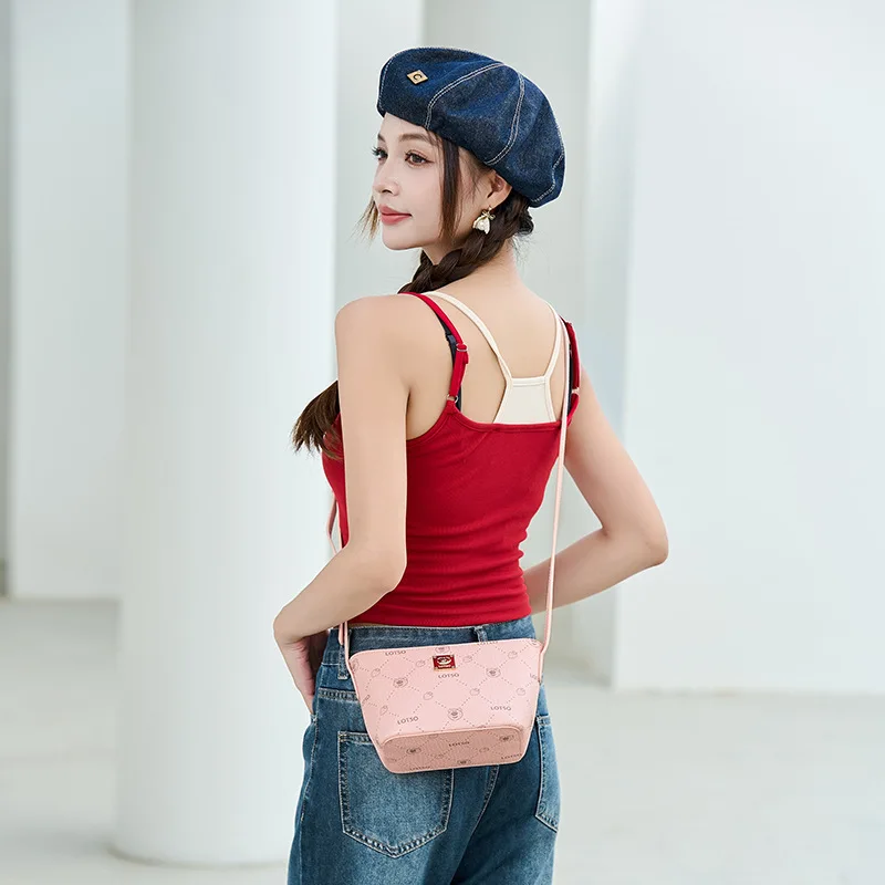 

Оригинальные сумки и кошельки Disney, серия сумок-мессенджеров с принтом клубничного медведя, женская милая и игривая портативная сумка Sho