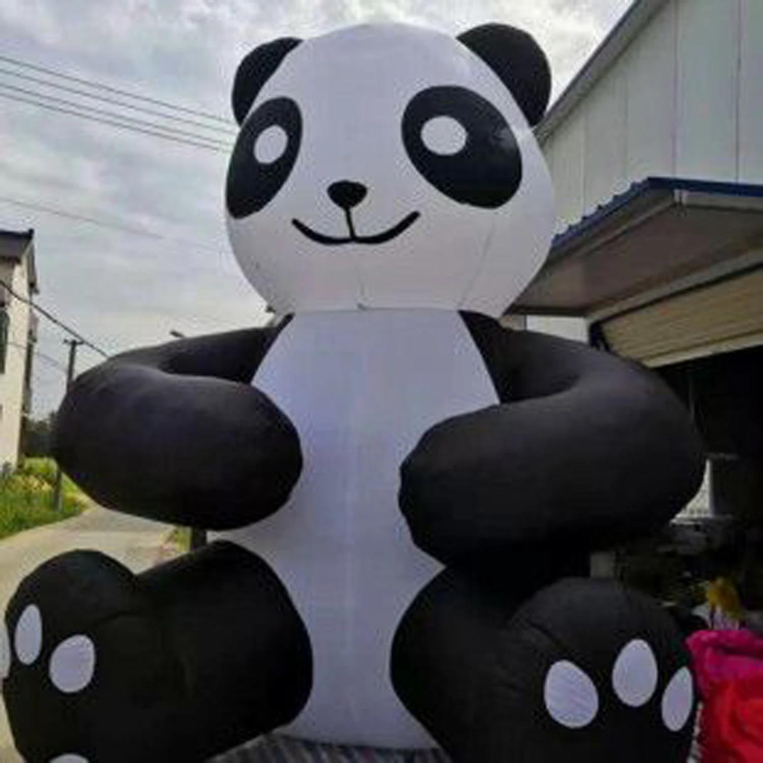 Campagne versierde gigantische opblaasbare panda commerciële opblaasbare cartoonmascotte voor zakelijke reclame