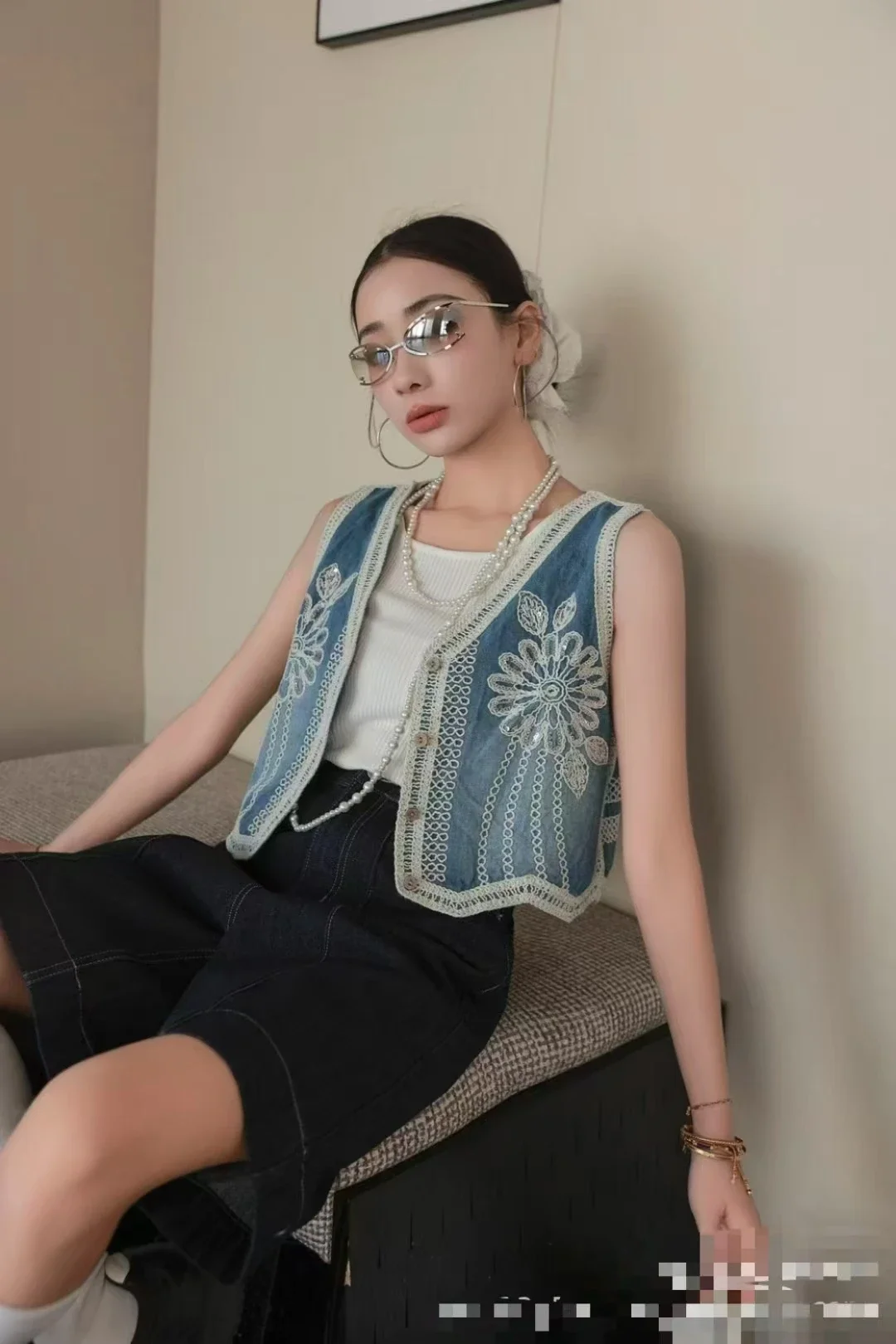 سترة علوية من قماش الدنيم مع زر مطرز بالزهور أسفل رقبة على شكل حرف V بدون أكمام صدرية قصيرة صيفية بوهو شيك للشاطئ