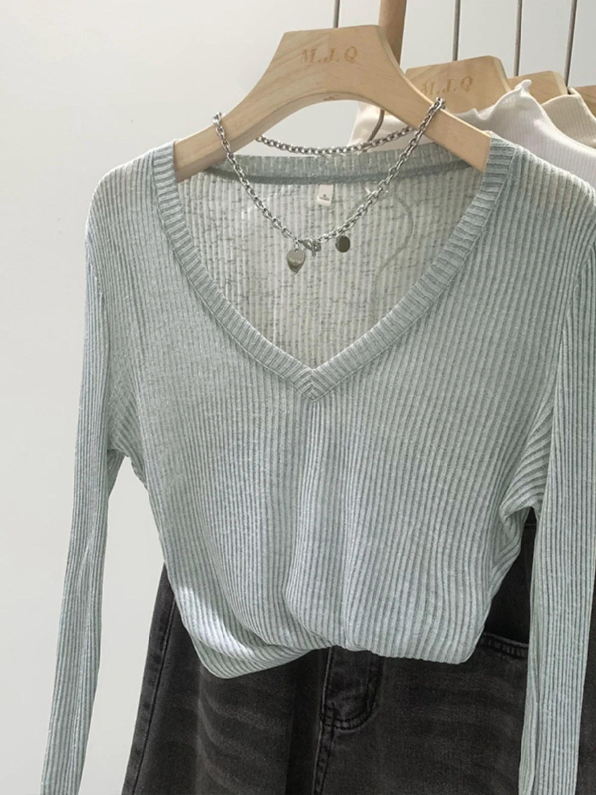 

Women's V-neck Long Sleeve Thin Knitted Sweater Spring Autumn New Design Sense Layering Top Pure Color Commute Style Korean V...