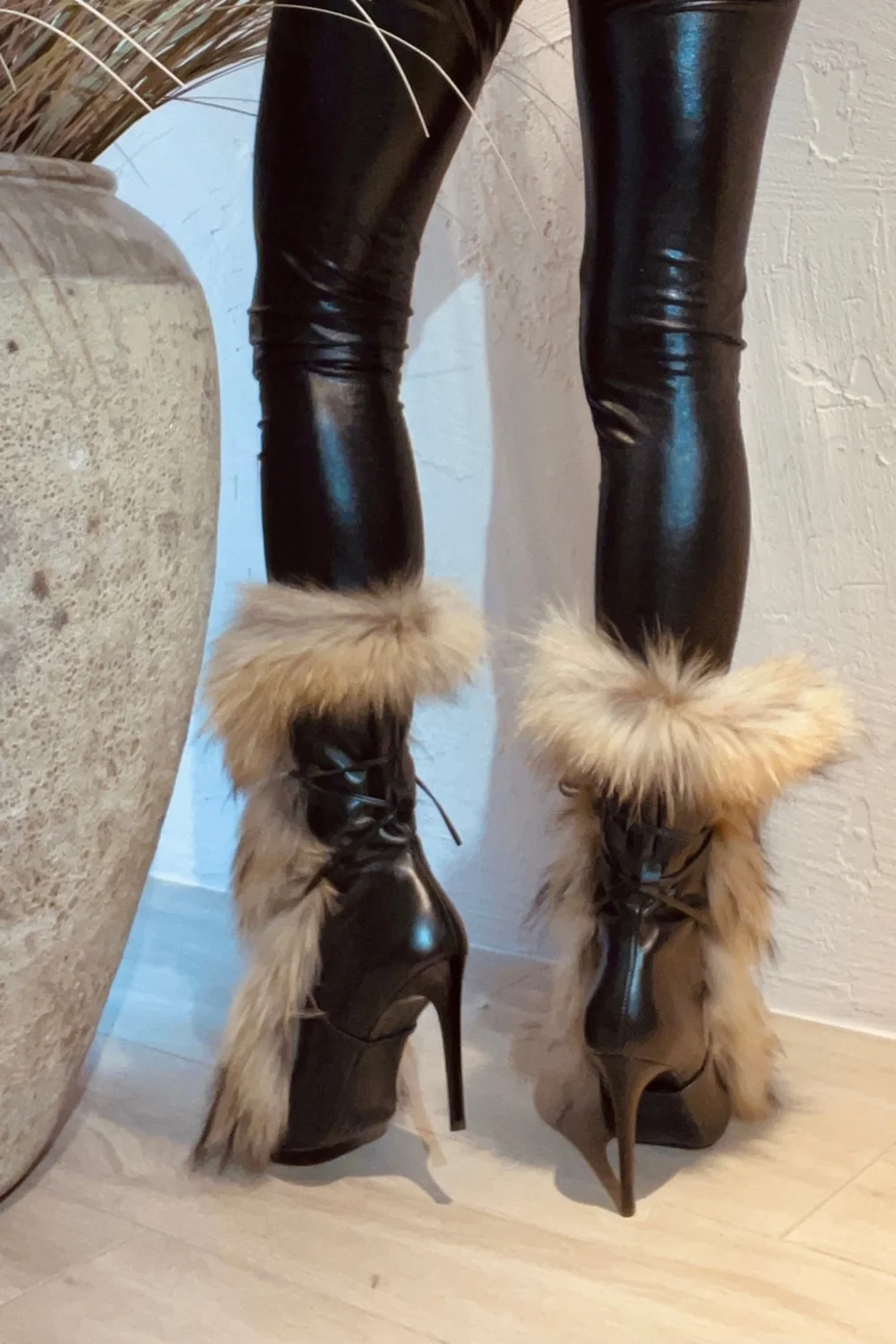 شتاء دافئ جلد أسود وبني فو الفراء منتصف العجل الأحذية كعب ستيليتو الدانتيل متابعة التفاصيل أفخم الفراء تقليم أشار تو أحذية سيدة