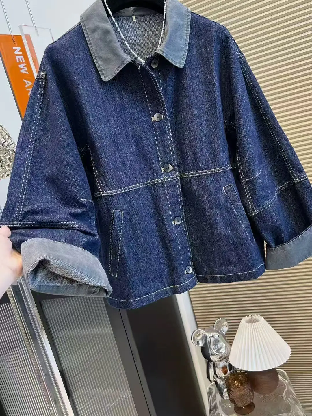 เสื้อแจ็คเก็ตยีนส์ทรงหลวมสไตล์เรโทร ดีไซน์ทันสมัยสำหรับฤดูใบไม้ผลิและฤดูใบไม้ร่วง เสื้อโค้ทผู้หญิงสไตล์วินเทจ ให้ความรู้สึกหรูหรา