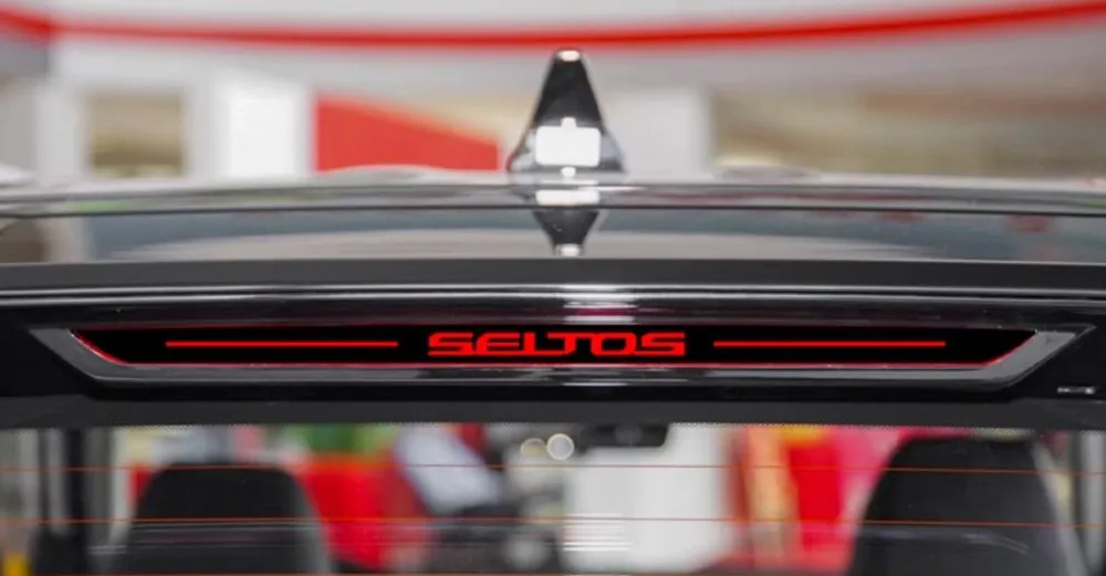 Autocollant de feu stop avec Logo en Fiber de carbone, 1 pièce, couverture décorative de frein à haute luminosité, autocollants de voiture pour KIA SELTOS 2023 2024