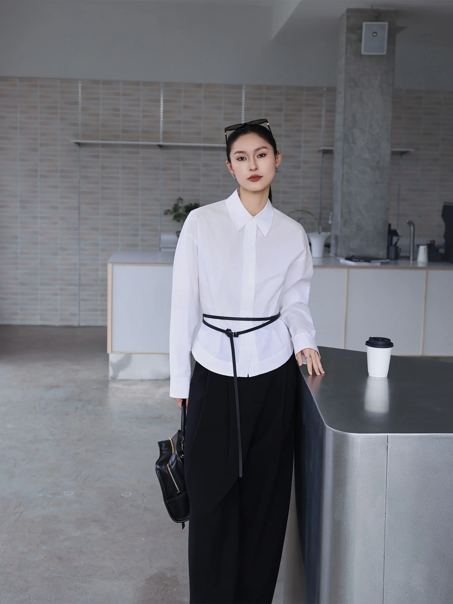 

Женская простая офисная блузка из хлопка с эффектом похудения, белая, с длинным рукавом, на пуговицах, укороченная, однотонная, деловой топ