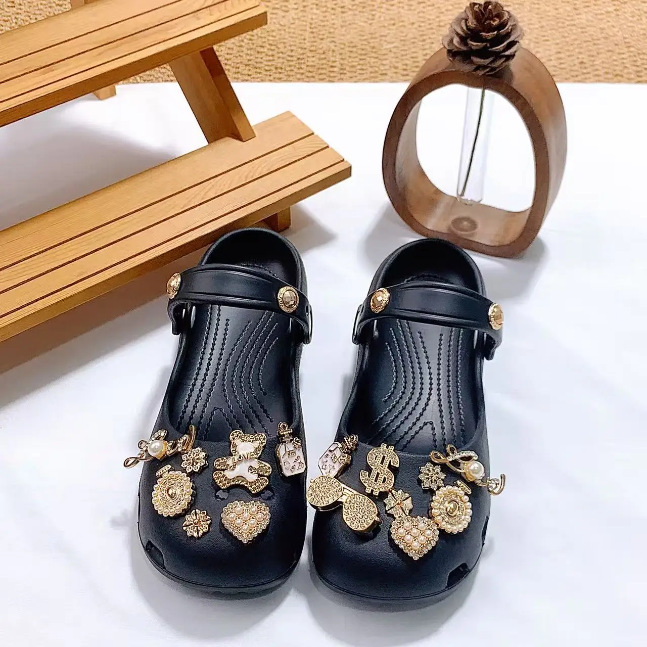 Trendy Retro-Style Mary Jane Clogs for Women, Detachable Gold Bear, Pearl, and Coin Shoe Charms, Outdoor Non-Slip Beach Shoes, Ballet Flats, Flat Sandals