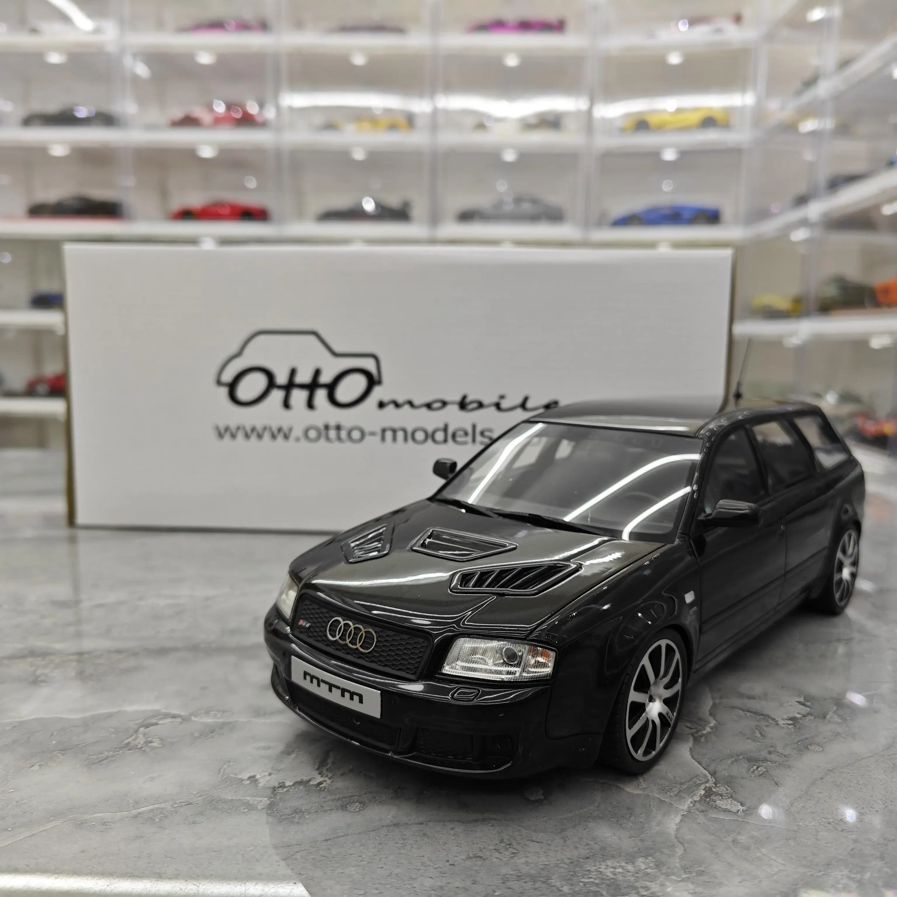 Audi AUDI RS6 CLUBSPORT 2004 Simulation Resin Car Model 1 18 Collection Ornament