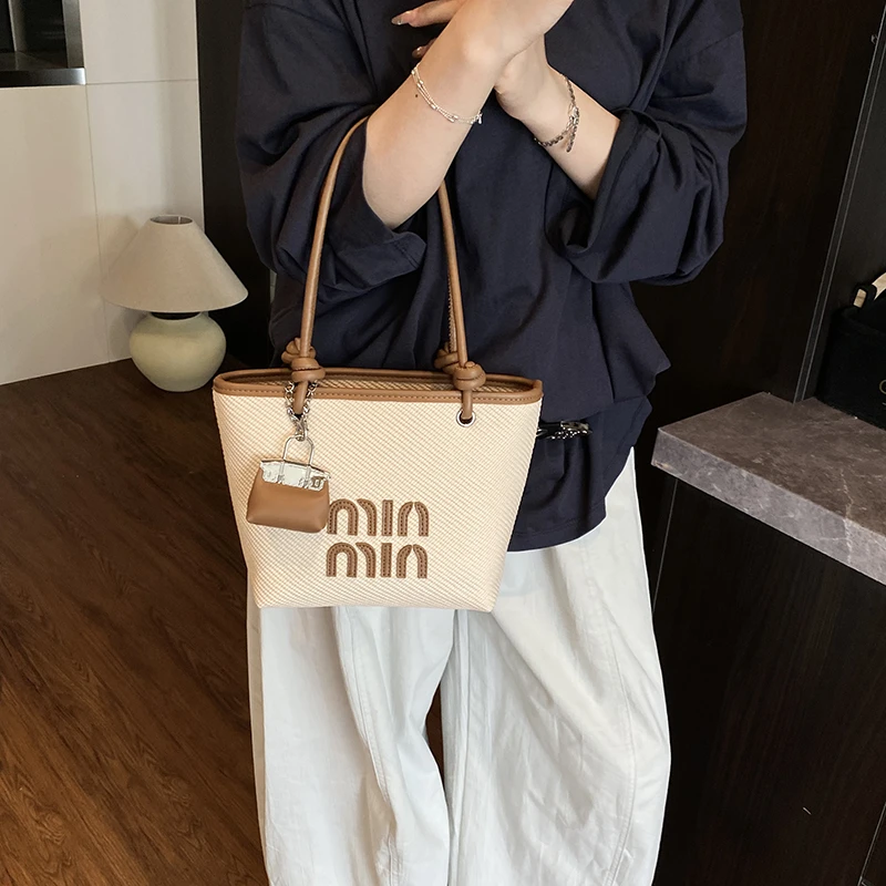 

Дизайнерская стильная сумка-кроссбоди для подгузников: элегантная женская сумка с минималистичным винтажным дизайном и большой вместимостью, роскошная сумка-тоут.