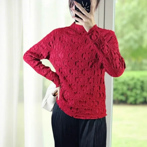 Miyake-Camiseta roja con diseño plisado para mujer, camiseta de manga larga con medio cuello alto, bordado en relieve, capa Base interior sencilla y versátil