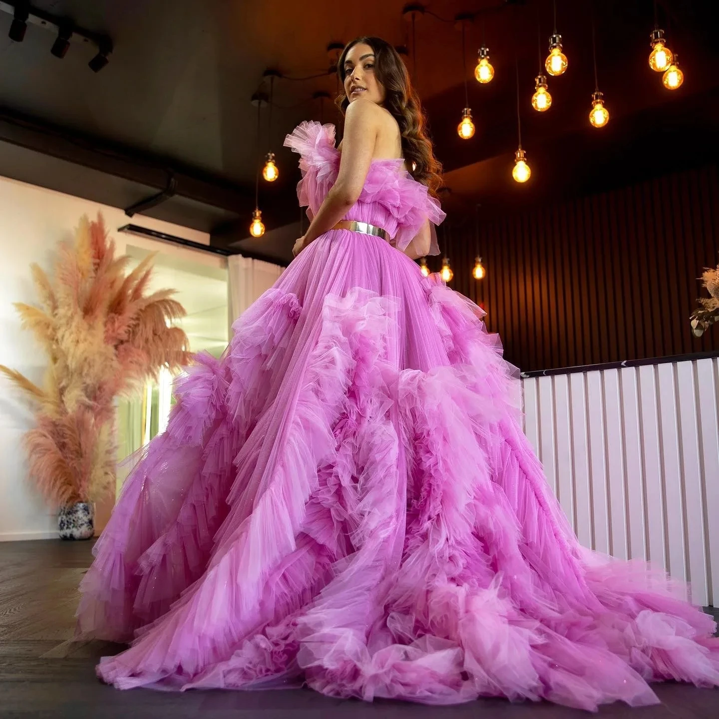 Dubai projetado vestidos longos femininos rosa em camadas fora do ombro plissado-aparado maxi vestidos sem faixa vestidos de baile para festa inchado