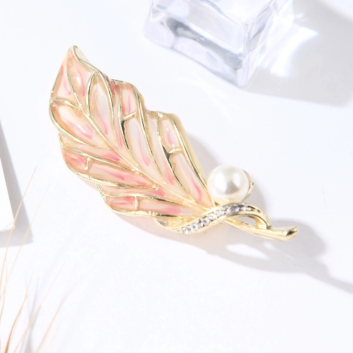 Fashionable hollow oil dripping transparent pink pearl leaf rhinestone alloy brooch accessory brooch