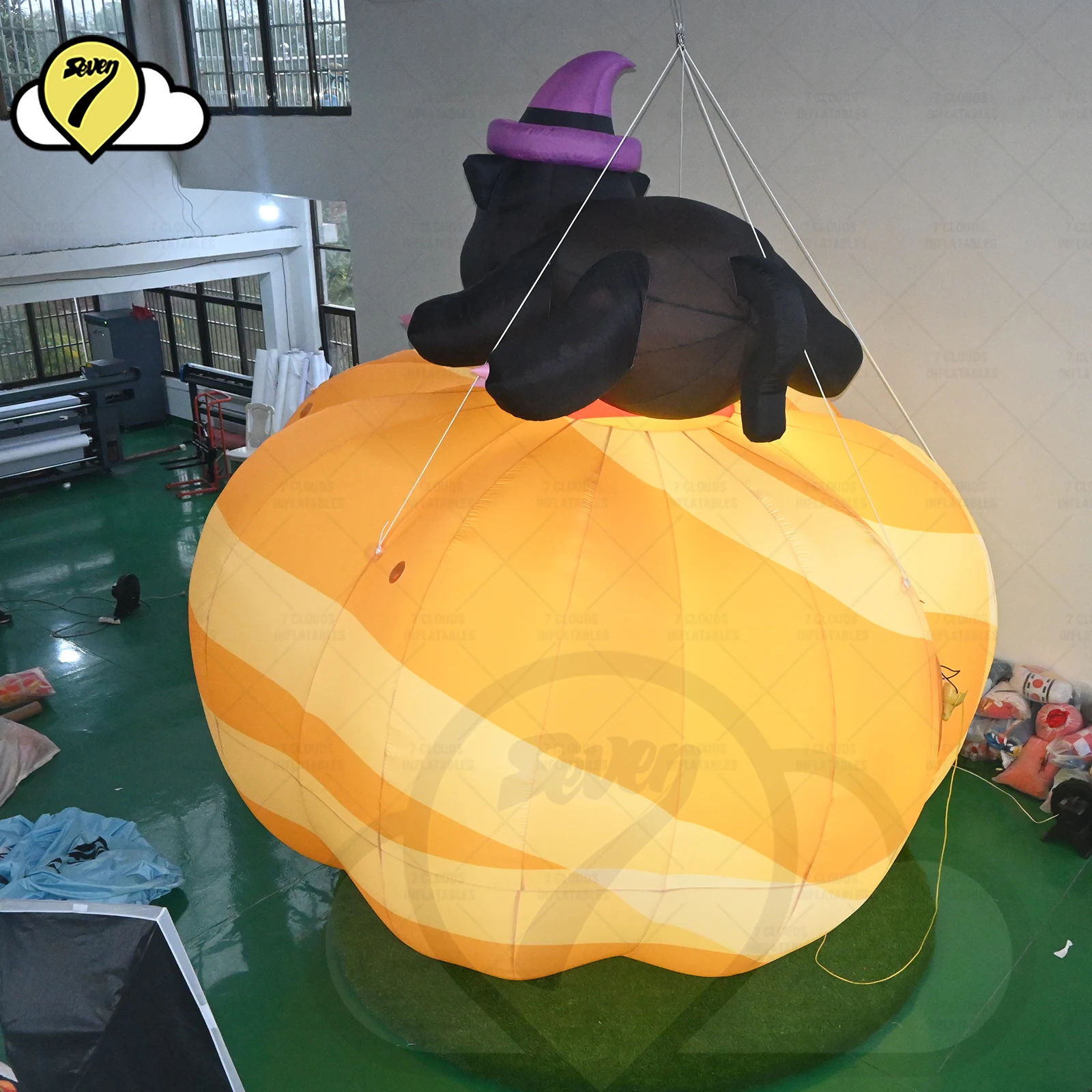 20FT Gaint Halloween aufblasbare schwarze Katze sitzen auf Kürbisballon mit Gebläse-LED für Event-Halloween-Tag der Toten Dekoration