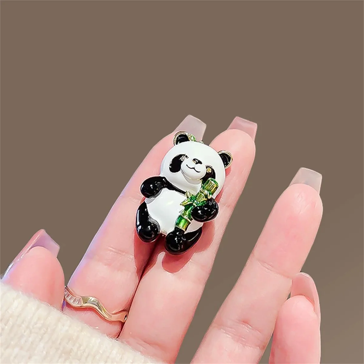 1Pc Creative Cute Panda Embracing Bamboo Brooch Cute Personality Animal Pin Chinese Style Fashion Jewelry Accessories Party Gift