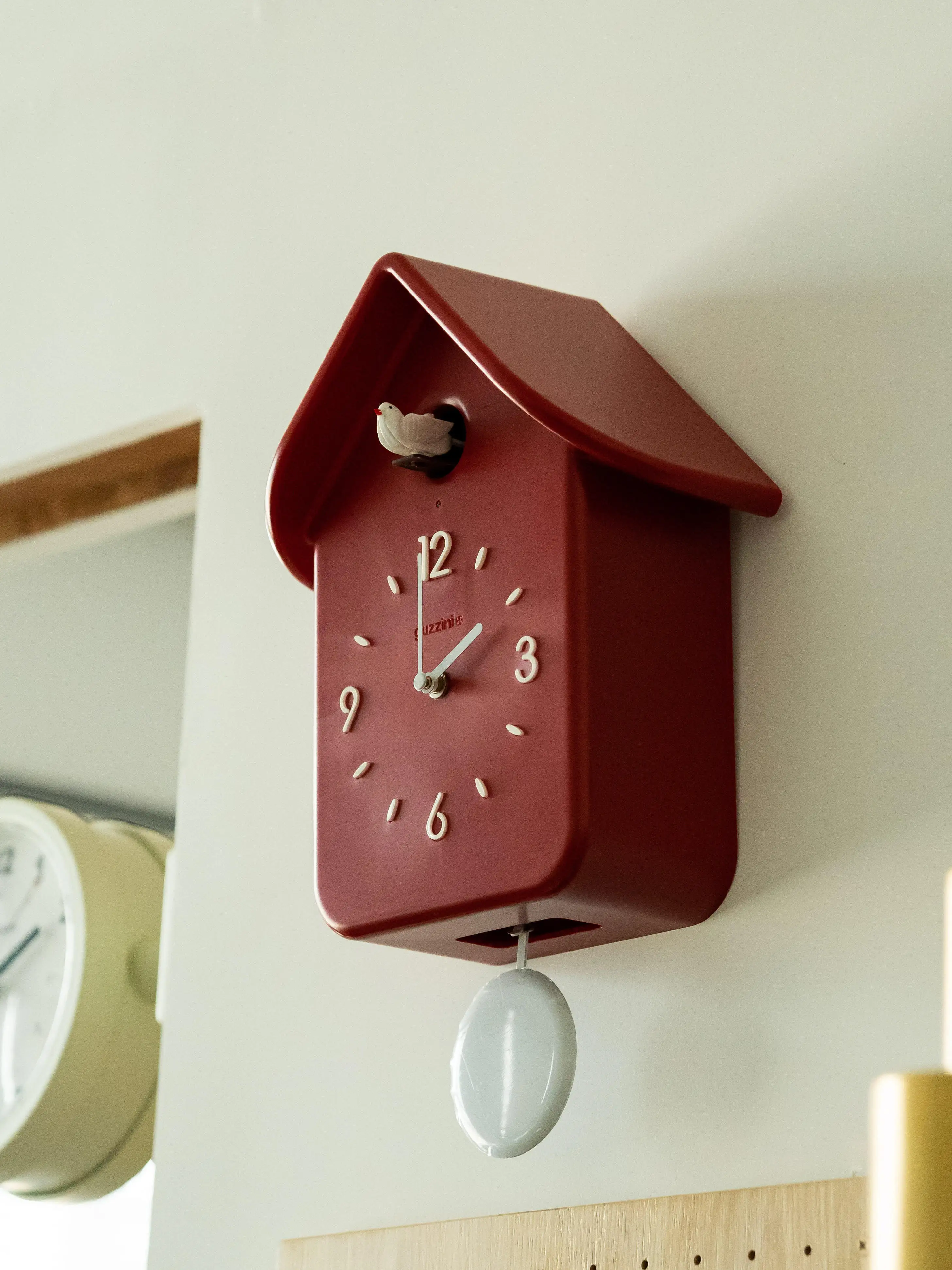 I use a housewarming ceremony to tell the time cuckoo clock creative wall clock