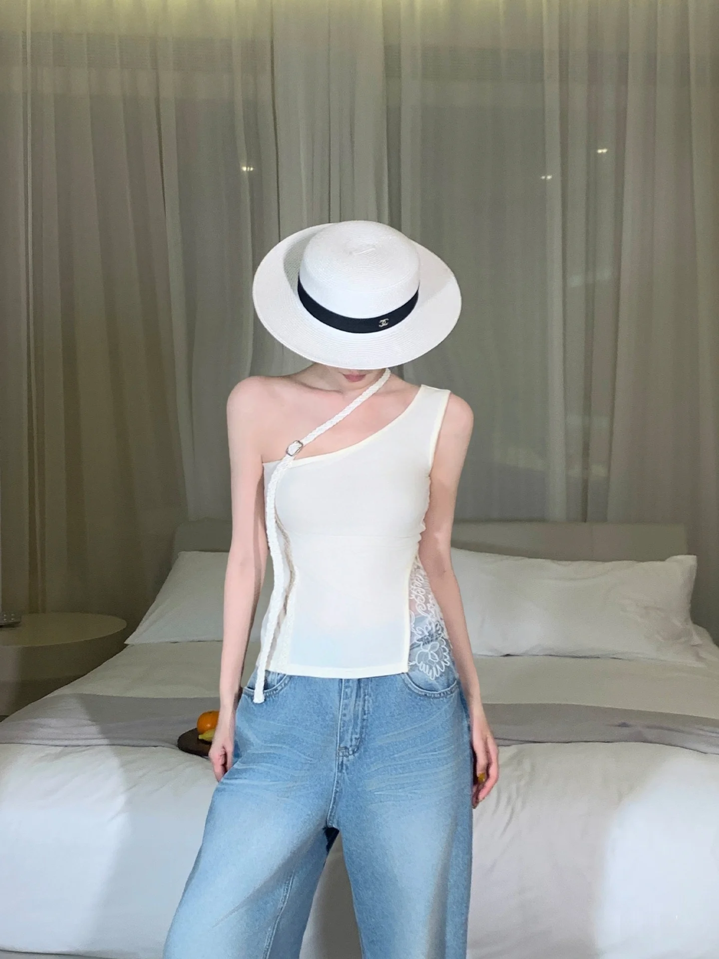 

Женский летний асимметричный топ Alin с открытыми плечами, без рукавов, на бретельках, с подкладкой на груди, укороченный, верхняя одежда