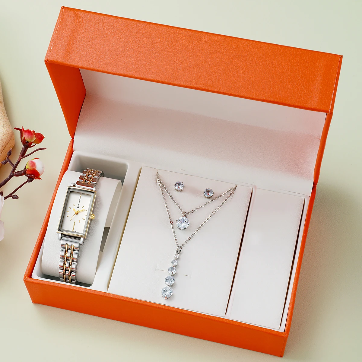 

Роскошный подарочный набор для женщин: часы и украшения — прямоугольные двухцветные наручные часы, многослойное колье с кристаллами и серьги-гвоздики, элегантные аксессуары.