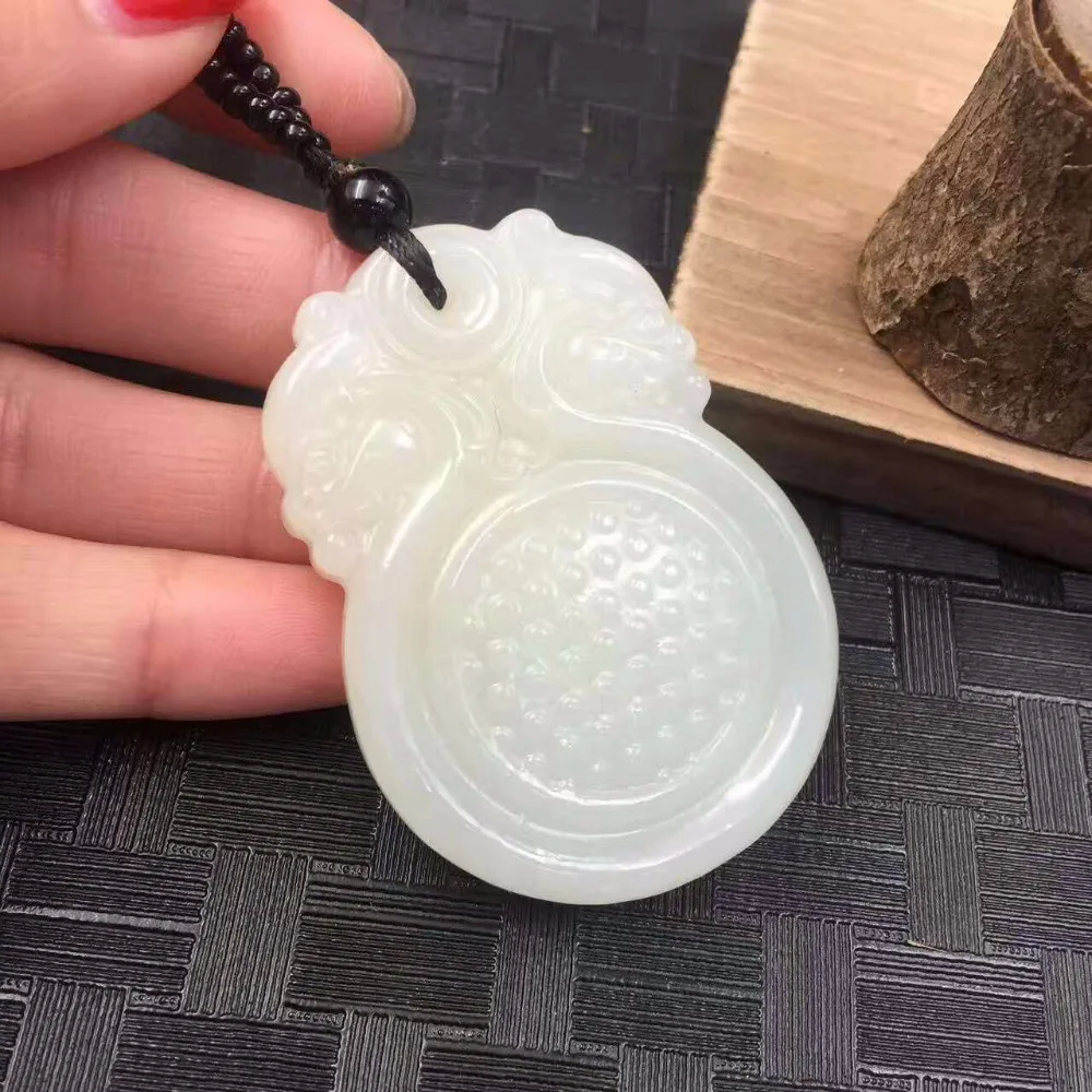 Exquisite and Tian Yu carved retro business into a pendant