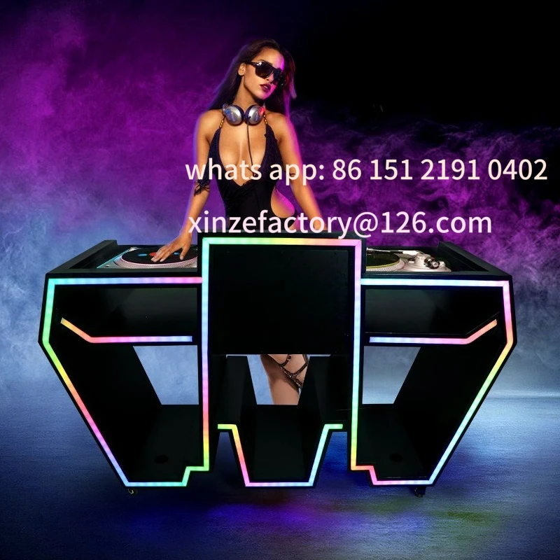 Stół DJ-owski z możliwością personalizacji, stół mikserski, sprzęt PARTYK, bar w kształcie litery M, specjalny barowy stół świetlny w kształcie litery M.