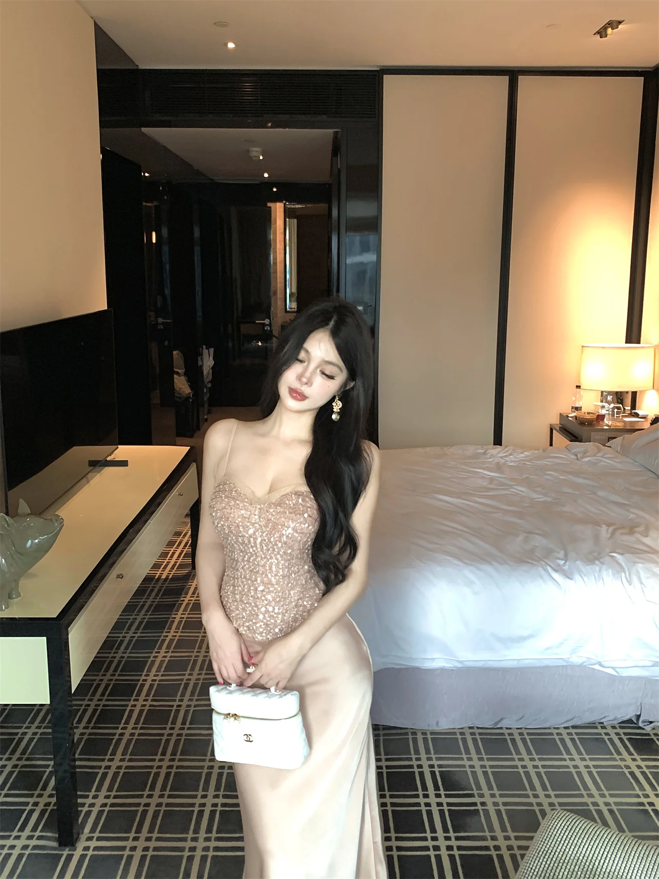 

Elegant Sequin Embellished Satin Fish Tail Two-Piece Women's Fashion Set with Strap Vest And Skirt for Autumn And Winter