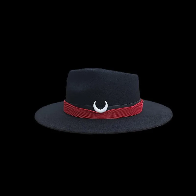 Fashionable top hat with crescent-shaped decoration and pure felt