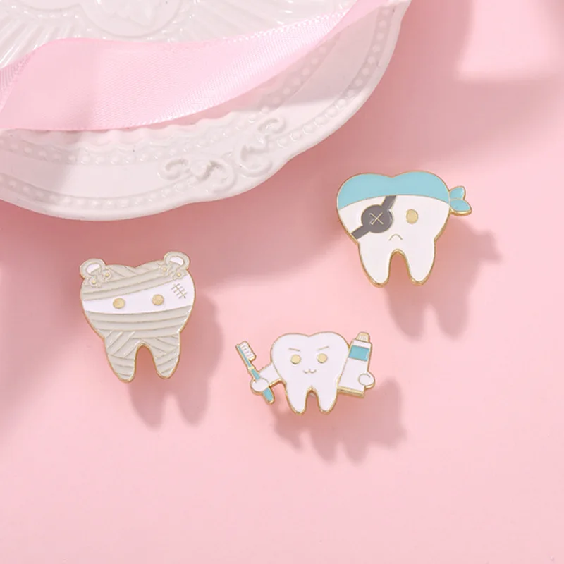 Funny Tooth Cartoon Pin pasta do zębów Protect zęby emalia szpilki plecak ubrania akcesoria biżuteria Lapel odznaki dla klinika stomatologiczna