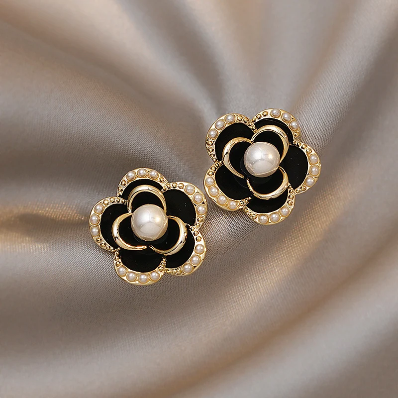 Elegant and sweet pearl black camellia stud earrings for women and girls, Korean version, same style as celebrities